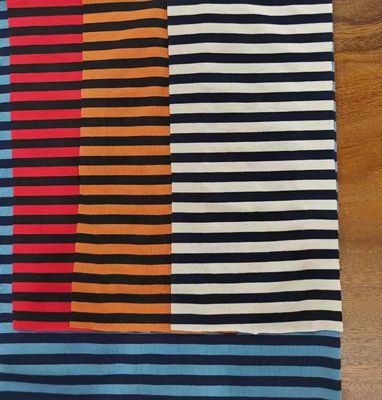 Καλή τιμή. Αντιφλεγμονώδες και μη εύκολα παραμορφωμένο υλικό από μαλακό βαμβάκι με ρίγες για μπλουζάκι σε απευθείας σύνδεση