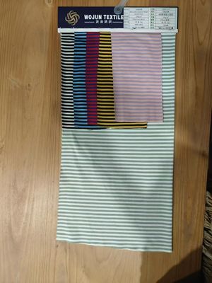 Καλή τιμή. Φυσικό και φιλικό προς το δέρμα, μοντέρνο ραβδωτό πλεκτό ύφασμα για καθημερινή χρήση σε απευθείας σύνδεση