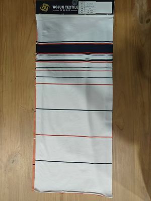 Καλή τιμή. Ελαφρύ και άνετο, ανθεκτικό και απαλό κομψό ριγέ υλικό για μπλουζάκι σε απευθείας σύνδεση