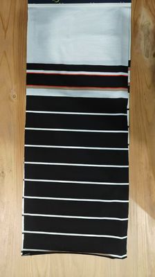 Καλή τιμή. Ελαφρύ και φιλικό προς το δέρμα φυσικό λευκό υλικό για μπλουζάκια σε απευθείας σύνδεση