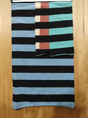 Καλή τιμή. Ελαστικό ράβδινο υλικό για μπλουζάκι, φιλικό προς το δέρμα και άνετο σε απευθείας σύνδεση