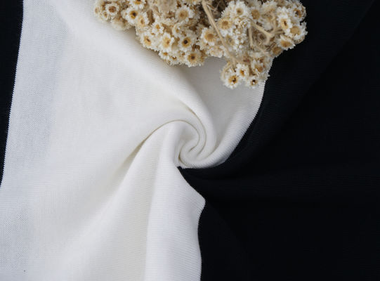 Καλή τιμή. Φιλικό προς το δέρμα και απαλό, απαλό, εύκολο στη φροντίδα ύφασμα από ριγέ υλικό για καθημερινή χρήση σε απευθείας σύνδεση