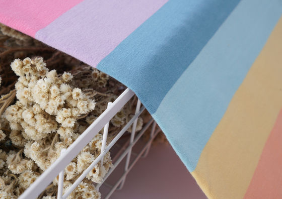 Καλή τιμή. Ελαφρύ και φιλικό προς το δέρμα φυσικό και υγιές ραβδωτό πλεκτό ύφασμα για μπλουζάκι σε απευθείας σύνδεση