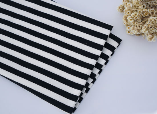 Καλή τιμή. Αντιρυτιδικό και άνετο φιλικό προς το δέρμα ριγέ πλεκτό ύφασμα για ρούχα αναψυχής σε απευθείας σύνδεση