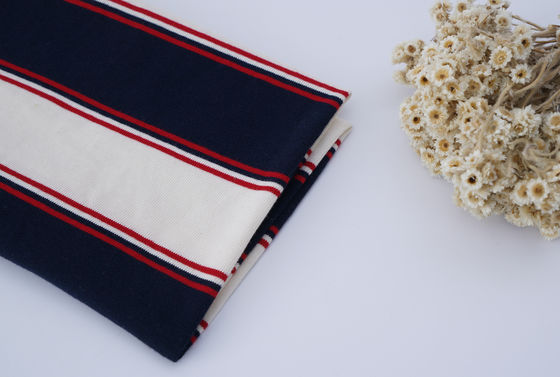 Καλή τιμή. Αναπνευστικό, τραγανό και άνετο, φιλικό προς το δέρμα, ραβδωτό πλεκτό ύφασμα για μπλούζα πόλο. σε απευθείας σύνδεση