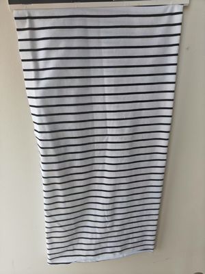 Καλή τιμή. Αναπνεύσιμο και άνετο, δεν ξεθωριάζει εύκολα, υφασμάτινο υλικό με ρίγες για μπλουζάκι σε απευθείας σύνδεση